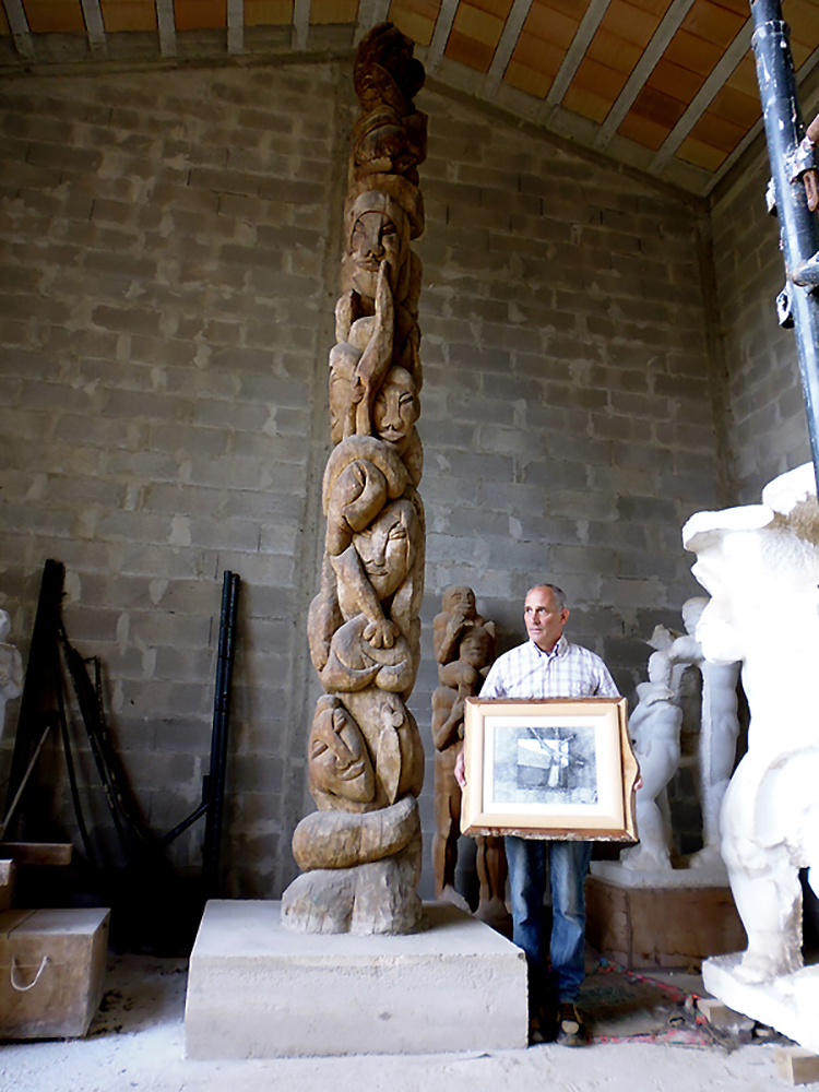Il grande Totem e David Booker con un disegno raffigurante un albero